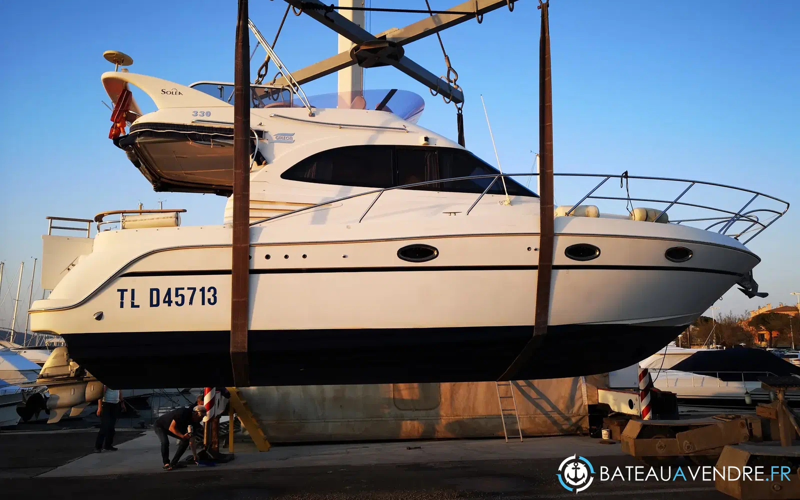 slider 16 Galeon 330 Fly