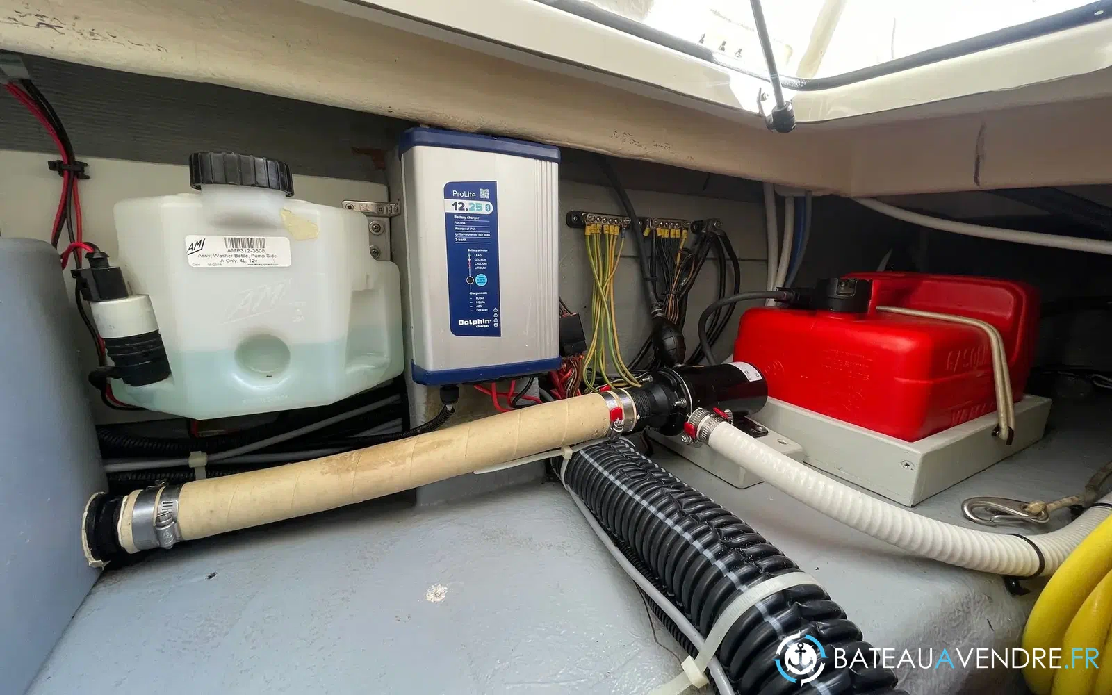 slider 37 Quicksilver 905 Pilothouse