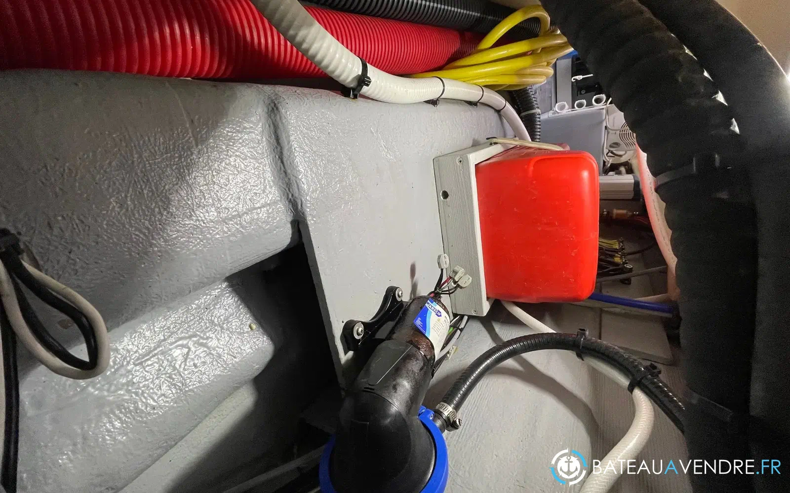 slider 39 Quicksilver 905 Pilothouse