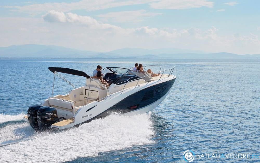 Quicksilver Activ 875 Sundeck photo de présentation