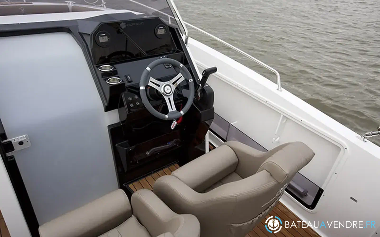 slider 1 Pacific Craft 750 Open