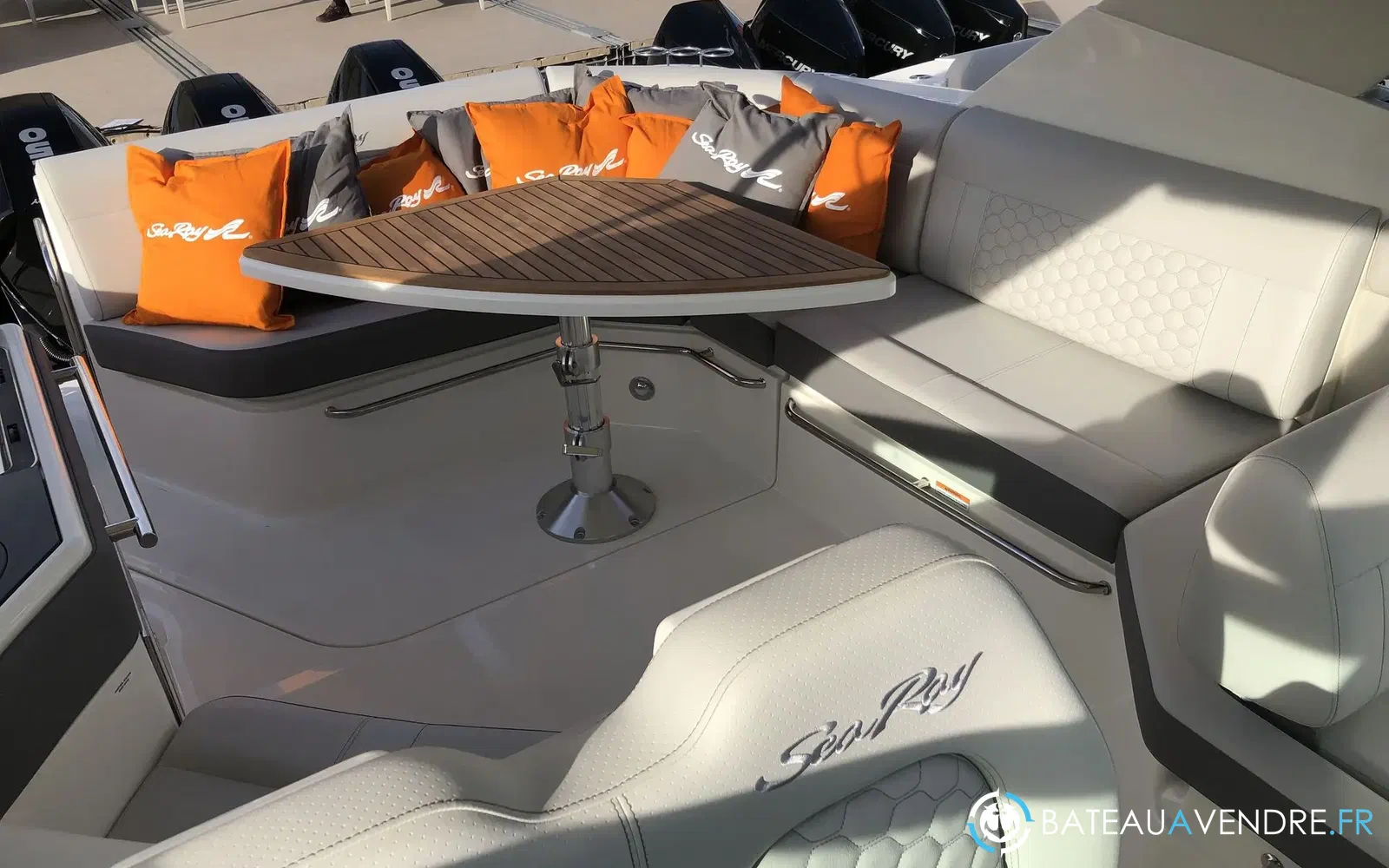 slider 4 Sea Ray 320 Sundancer