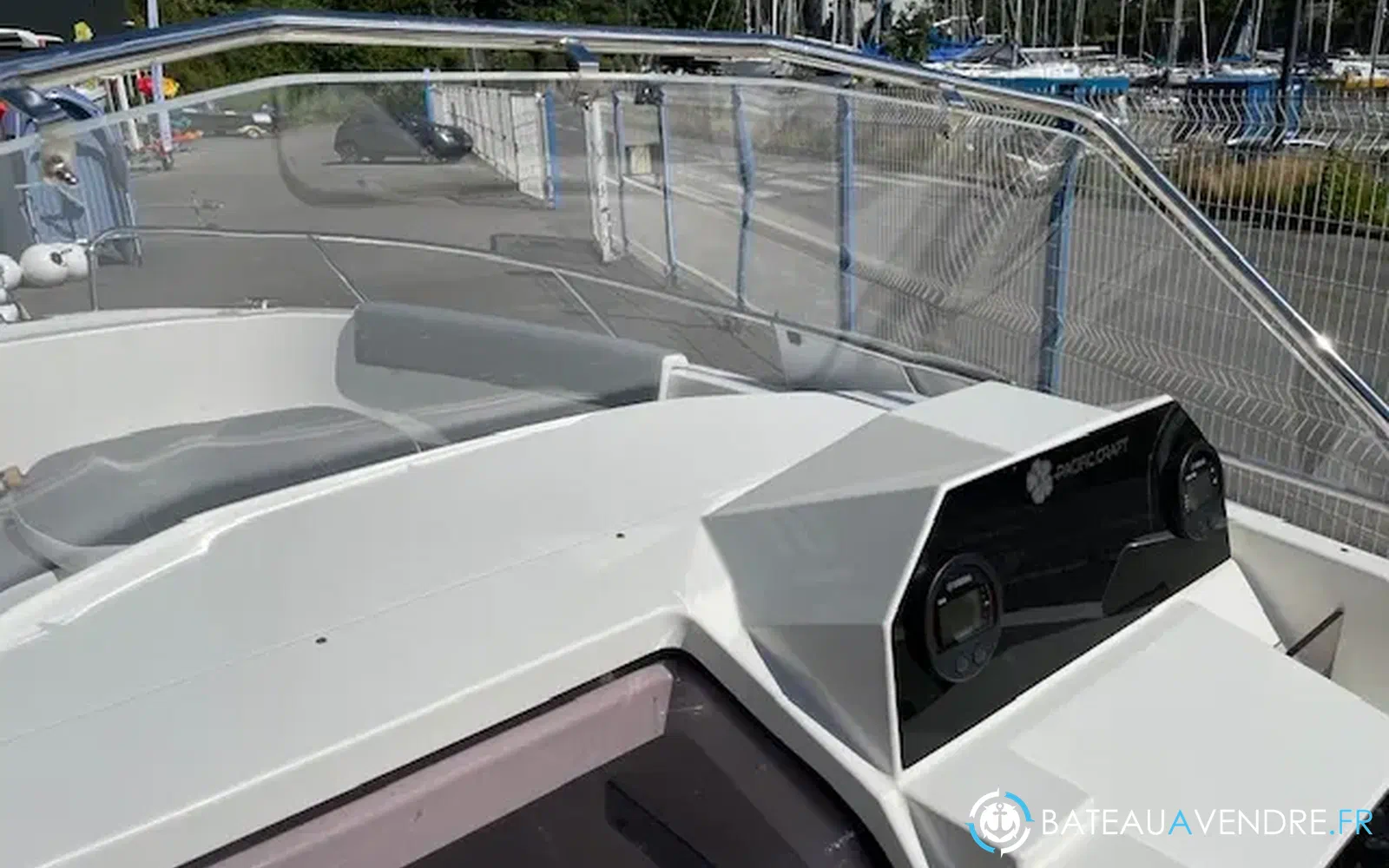 slider 8 Pacific Craft 670 Open