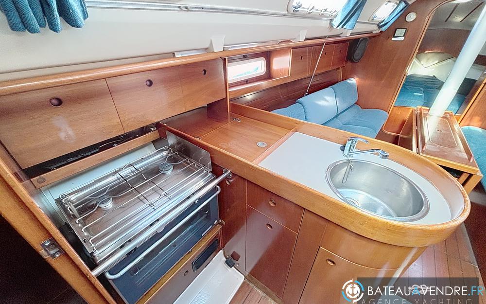 Beneteau Oceanis 300 photo 4