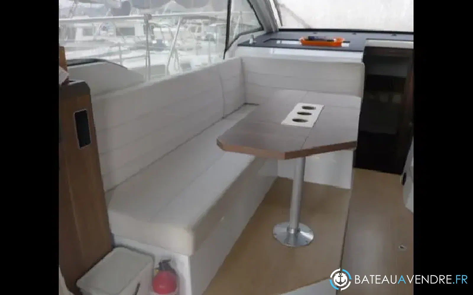 slider 10 Sealine C330