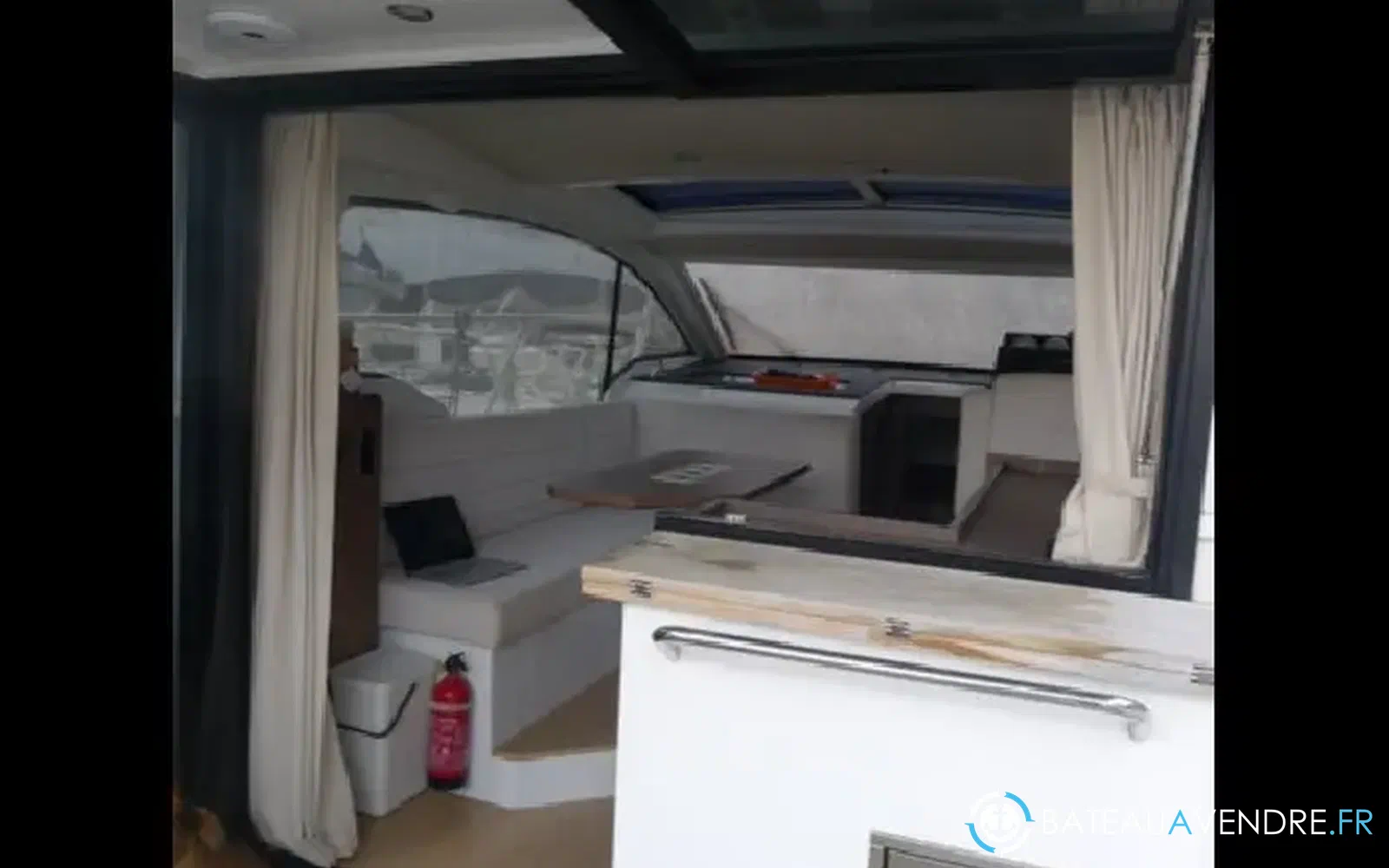 slider 11 Sealine C330