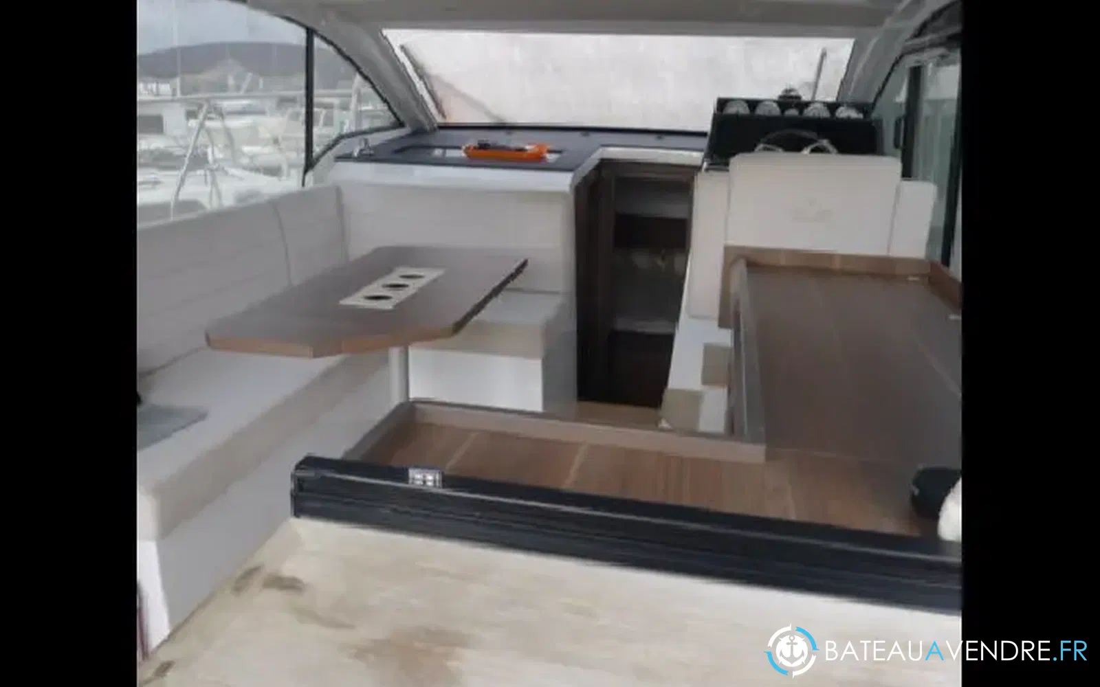slider 12 Sealine C330