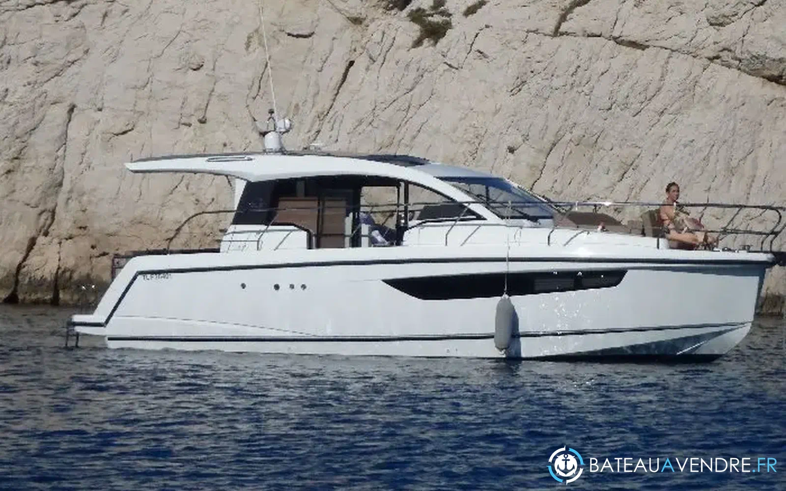 slider 1 Sealine C330