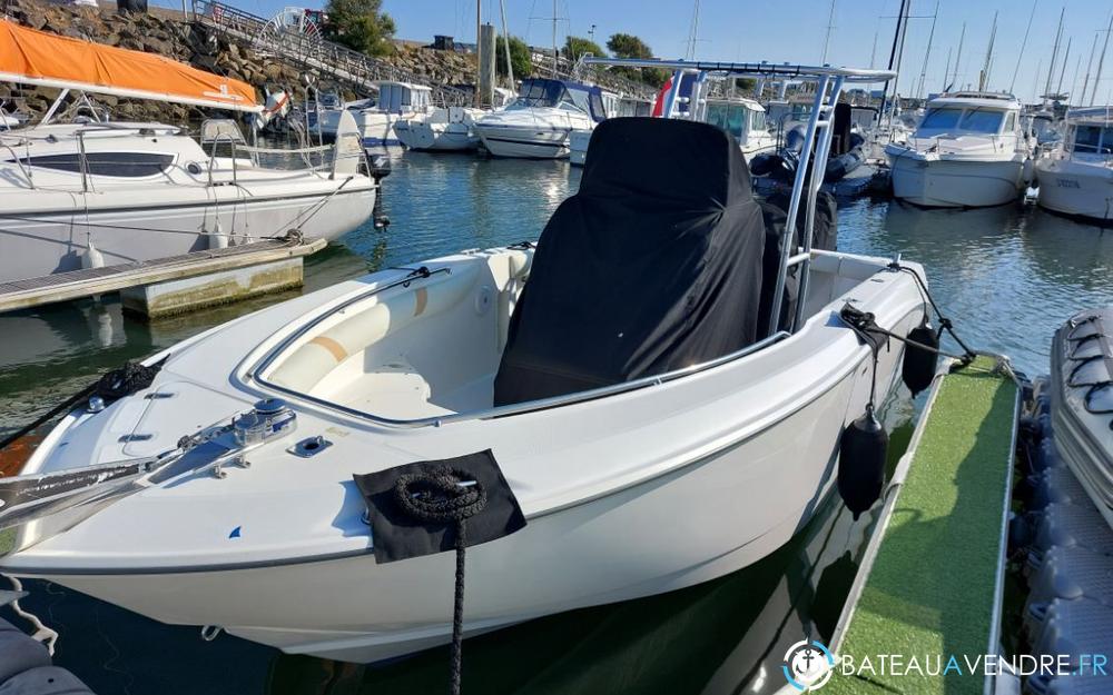 Boston Whaler 240 Outrage photo 3