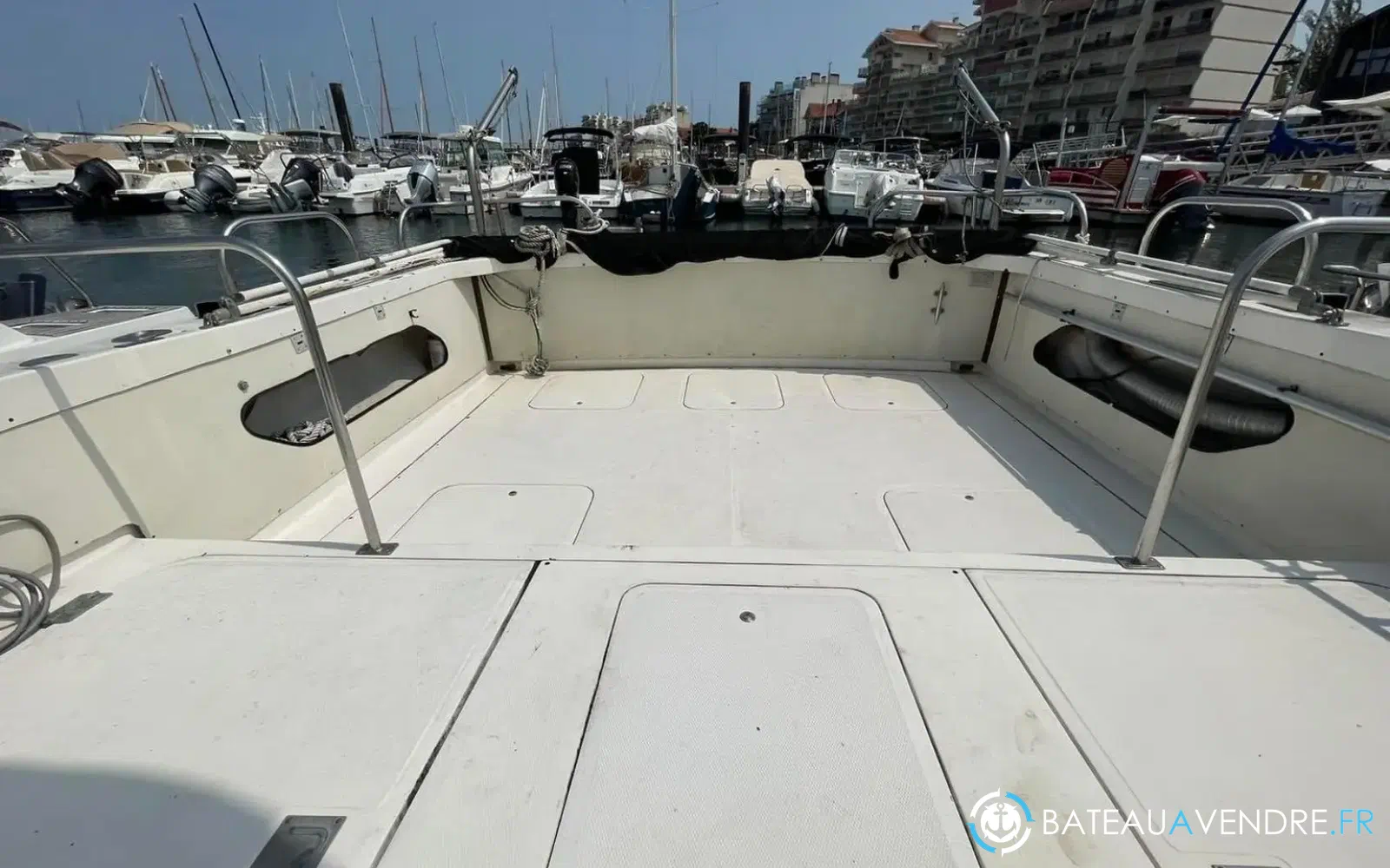 slider 9 Bertram 28 Flybridge