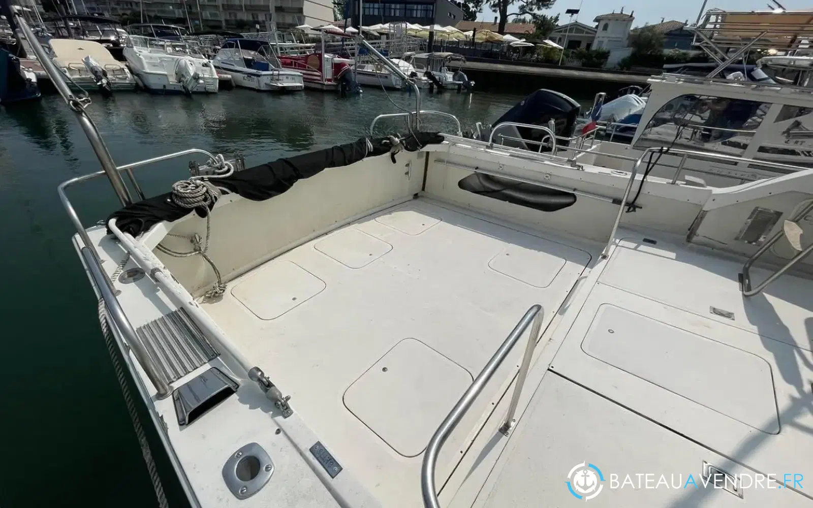 slider 2 Bertram 28 Flybridge
