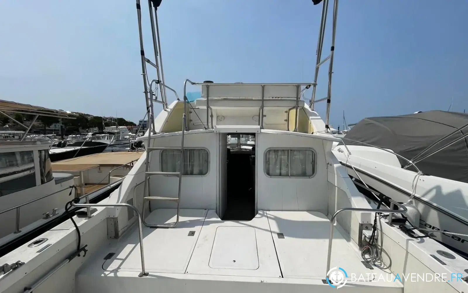 slider 3 Bertram 28 Flybridge