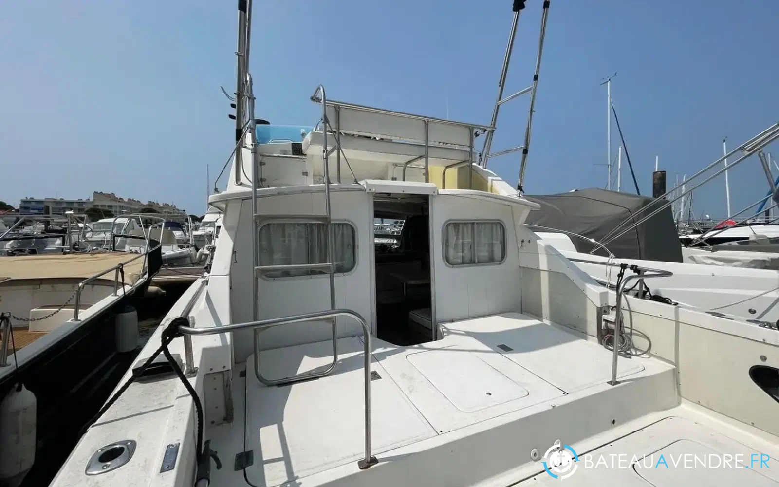 slider 4 Bertram 28 Flybridge