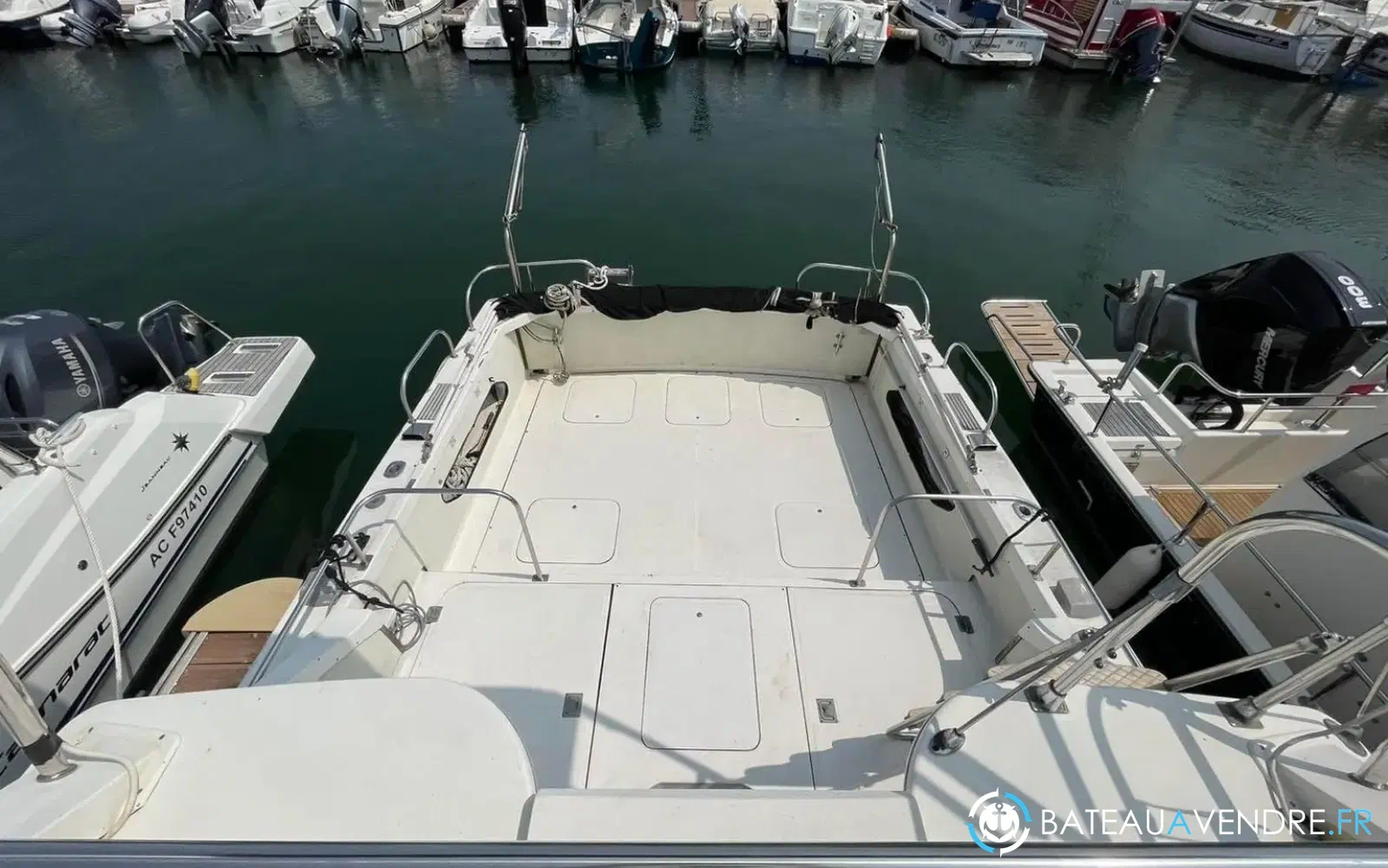 slider 5 Bertram 28 Flybridge