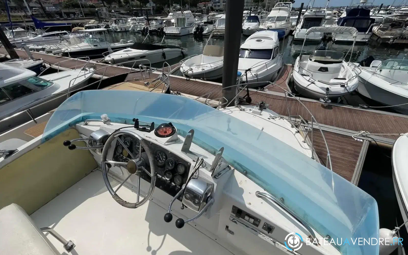 slider 6 Bertram 28 Flybridge