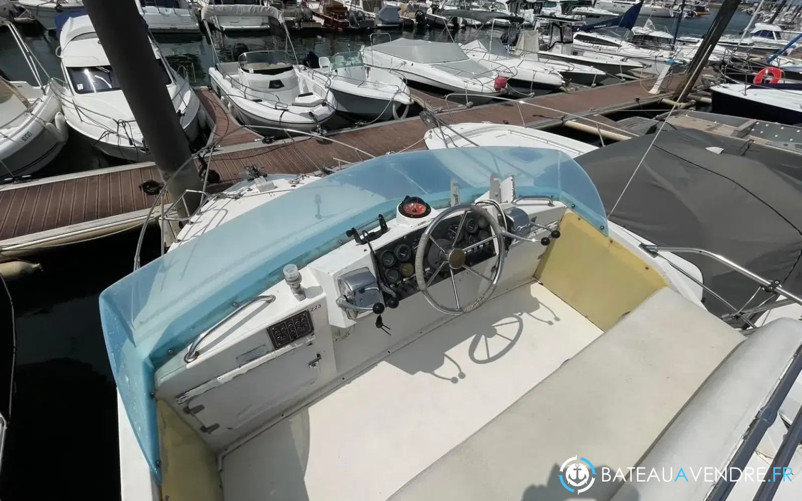 slider 7 Bertram 28 Flybridge