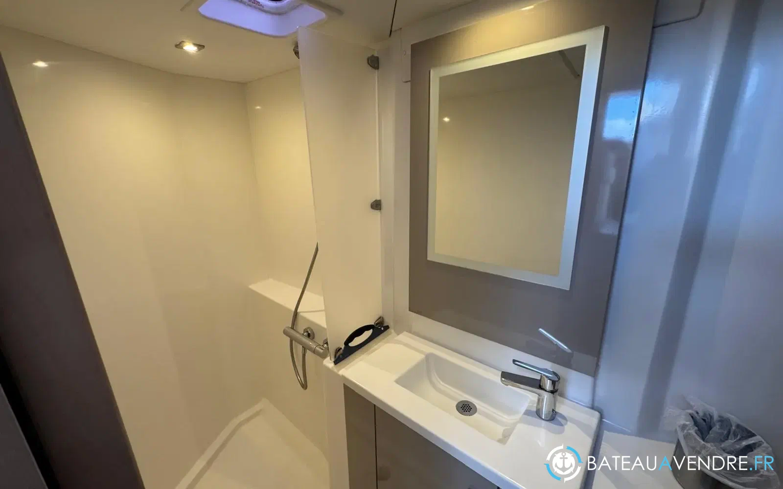 slider 32 Fountaine Pajot Isla 40