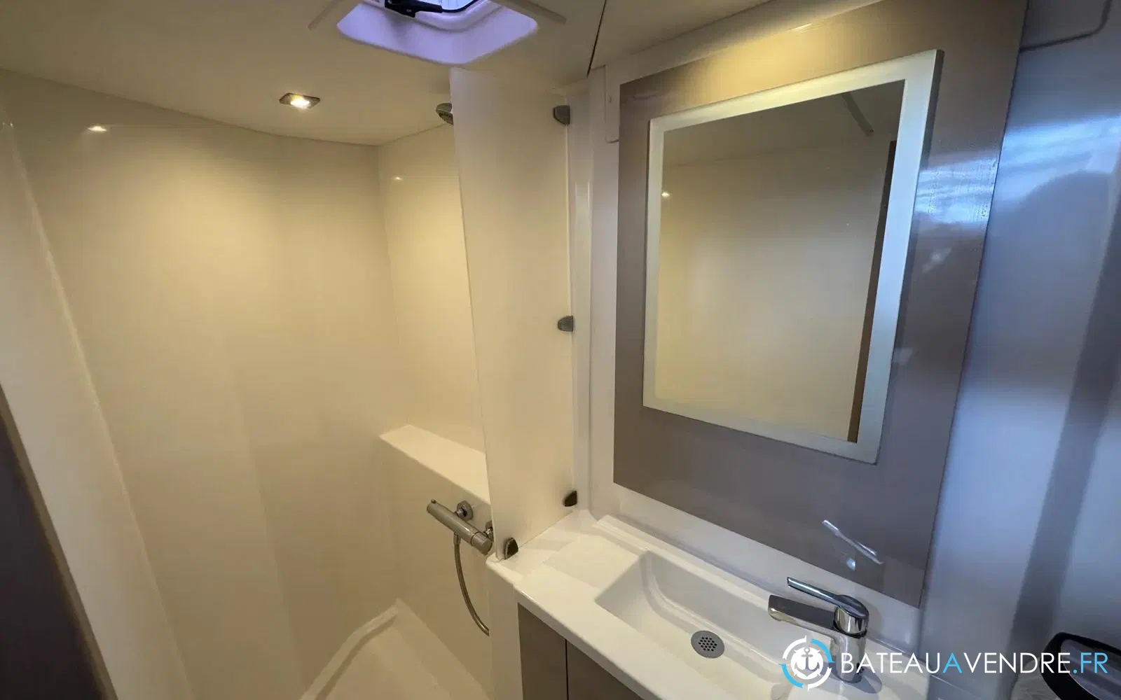 slider 33 Fountaine Pajot Isla 40