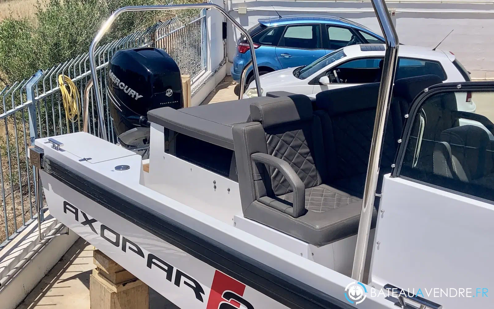 slider 8 Axopar 28 Open