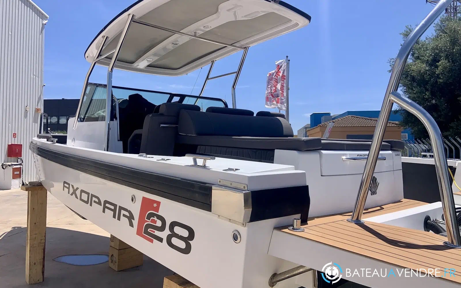 slider 12 Axopar 28 Open