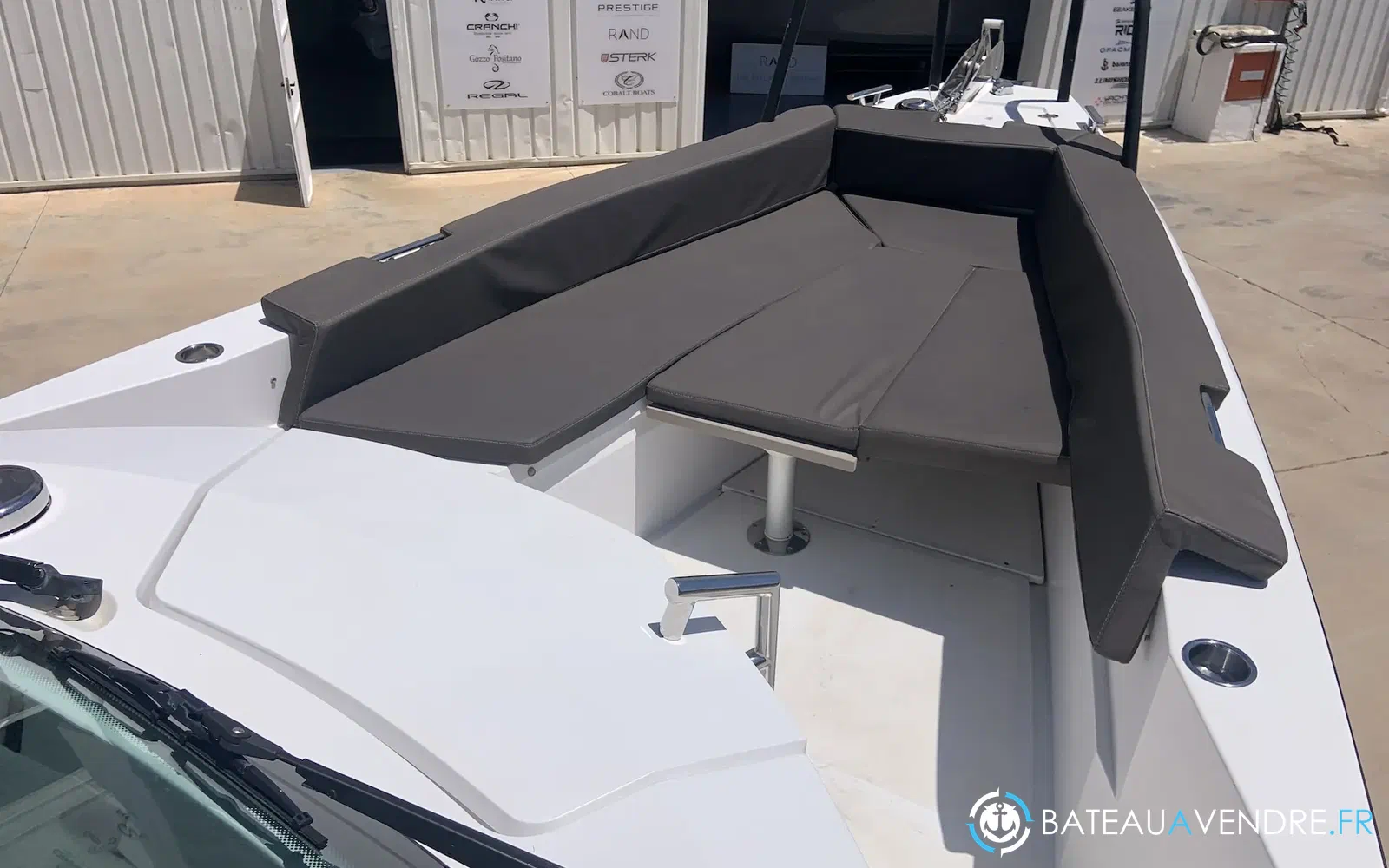 slider 21 Axopar 28 Open