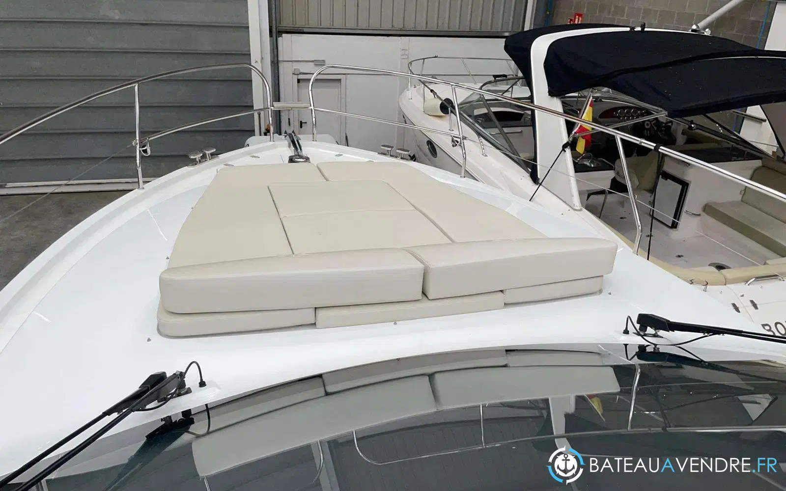 slider 12 Sealine S335