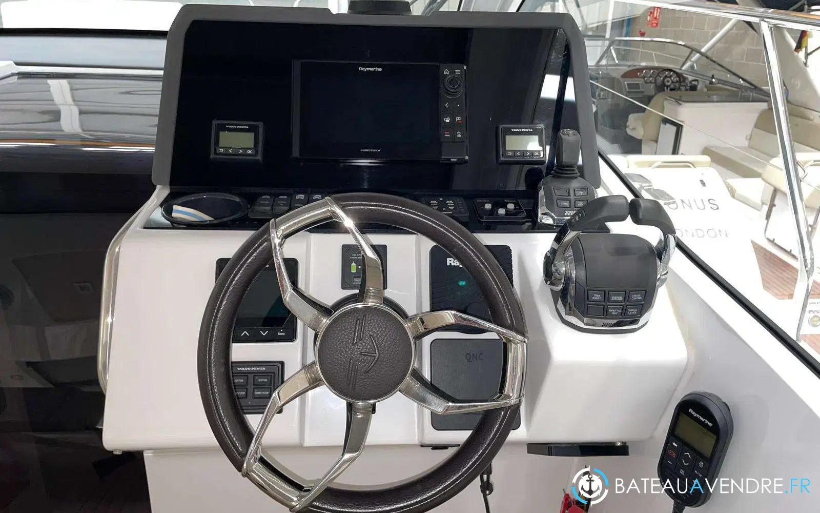 slider 2 Sealine S335