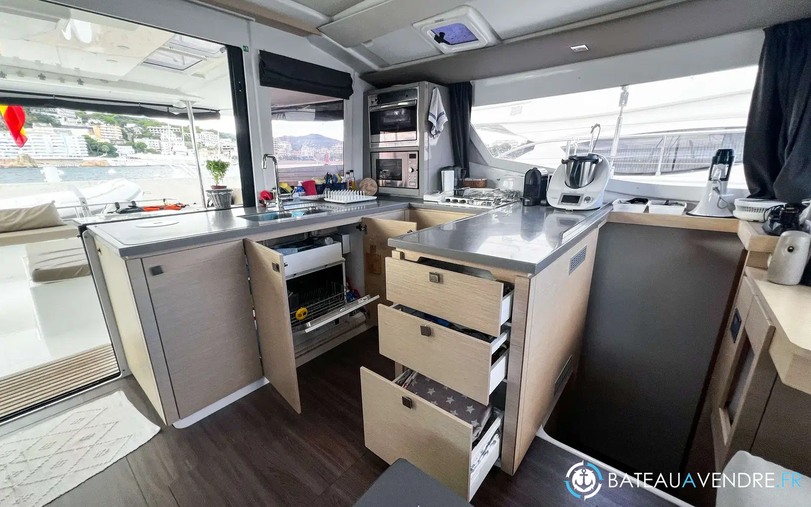 slider 16 Fountaine Pajot Helia 44
