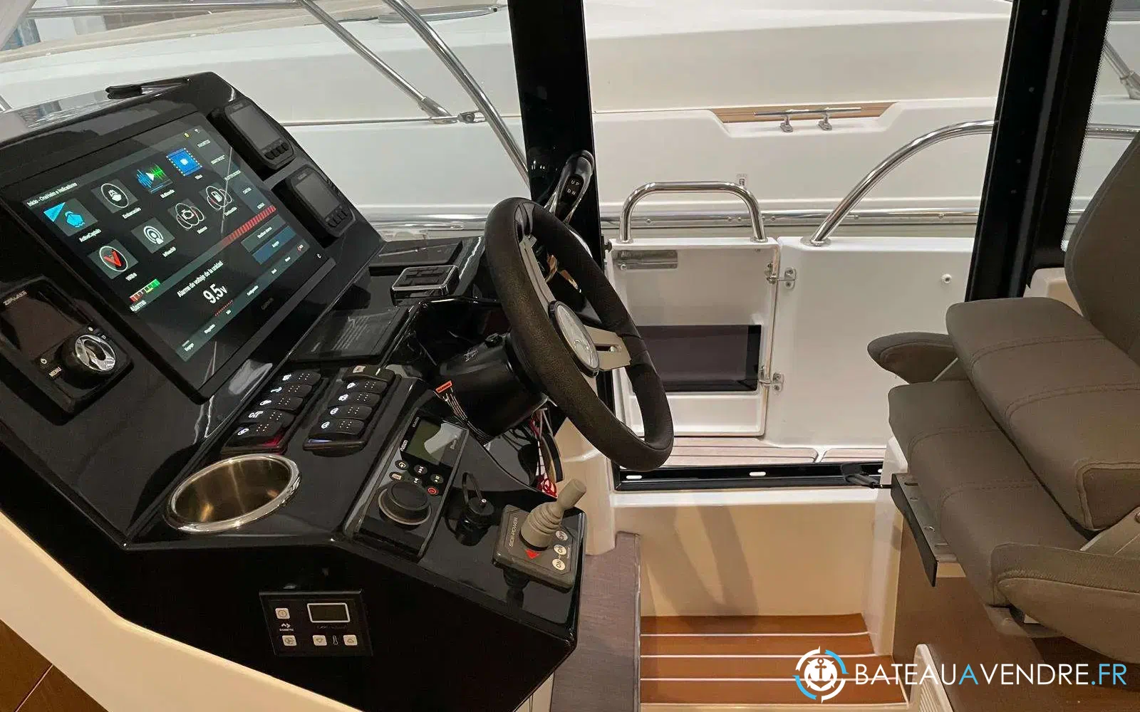 slider 1 Beneteau Antares 11 Fly