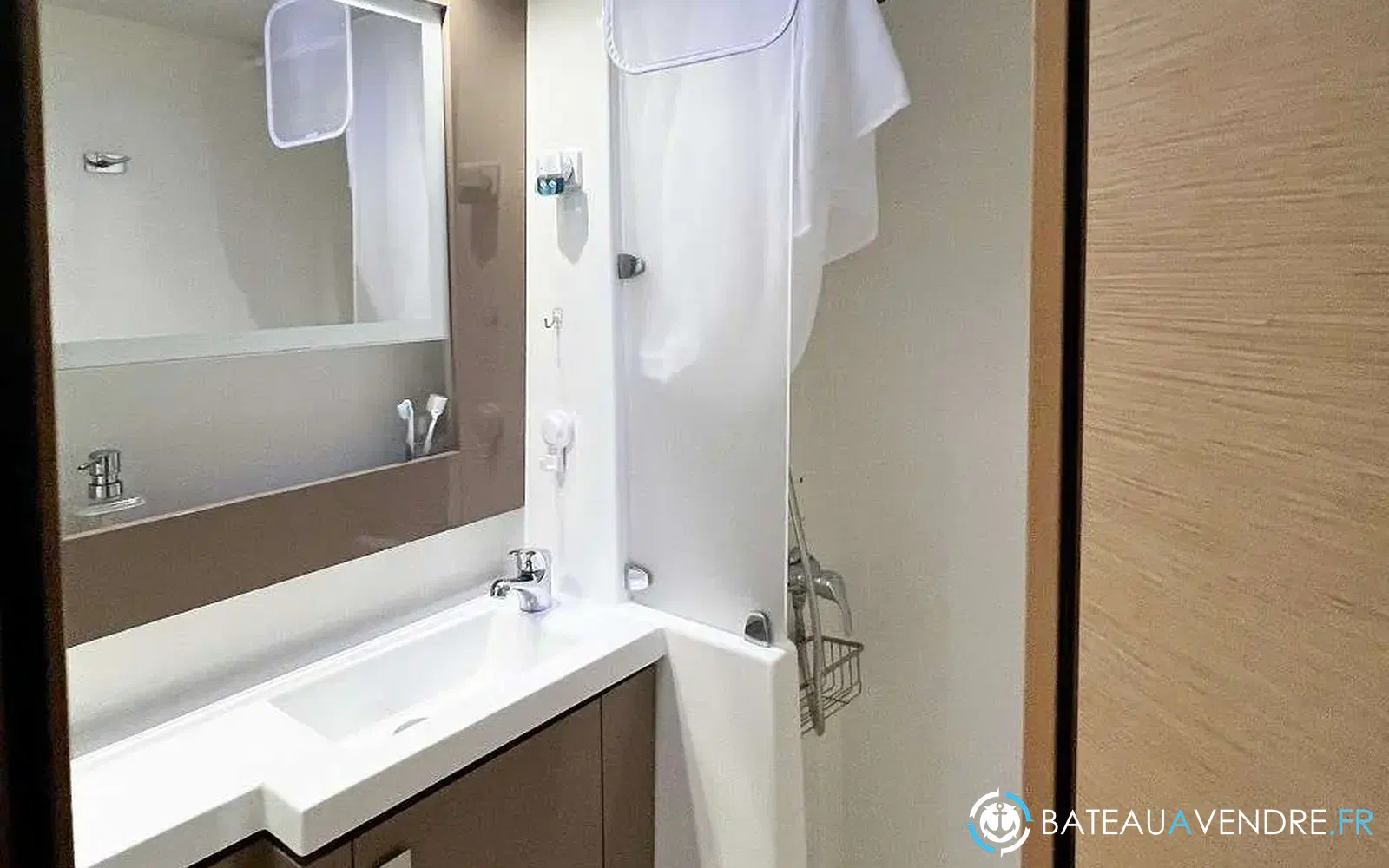 slider 9 Fountaine Pajot Helia 44