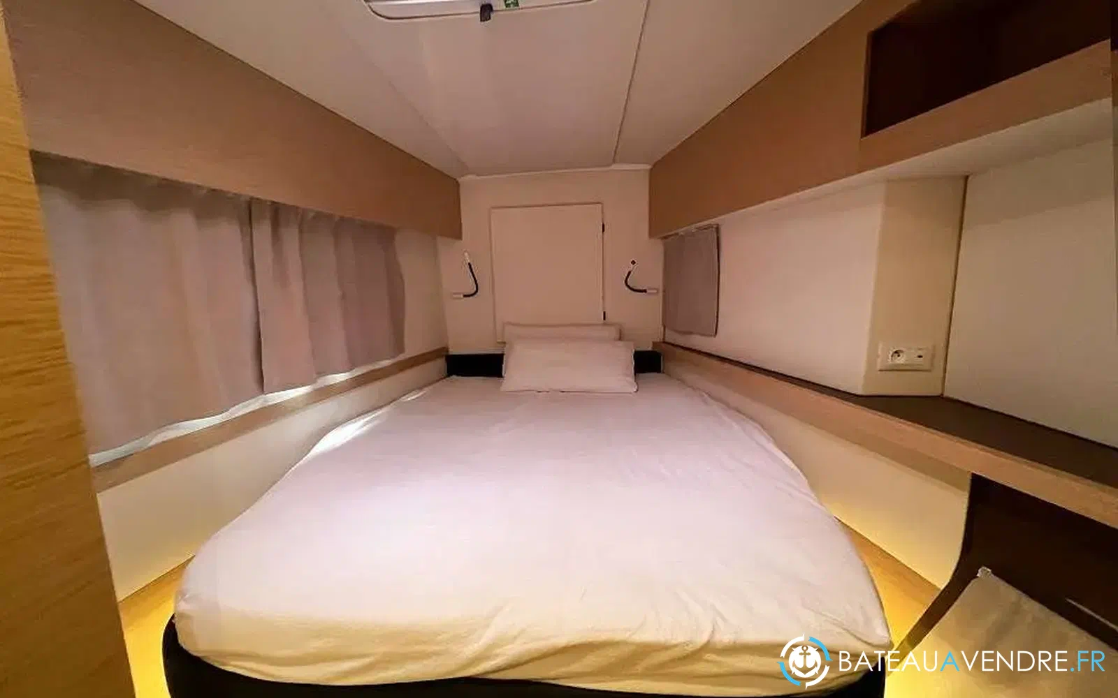 slider 10 Fountaine Pajot Helia 44