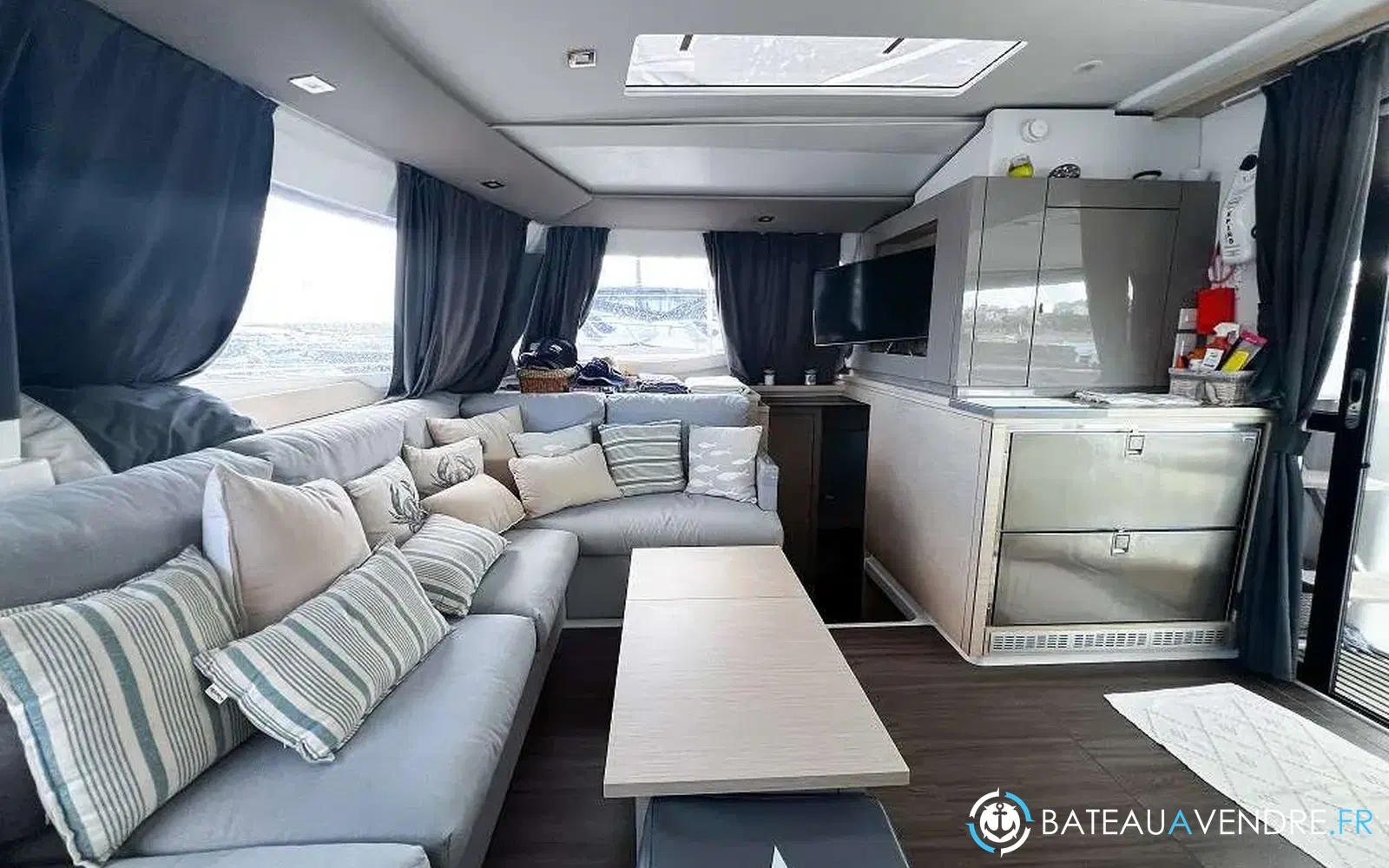 slider 24 Fountaine Pajot Helia 44