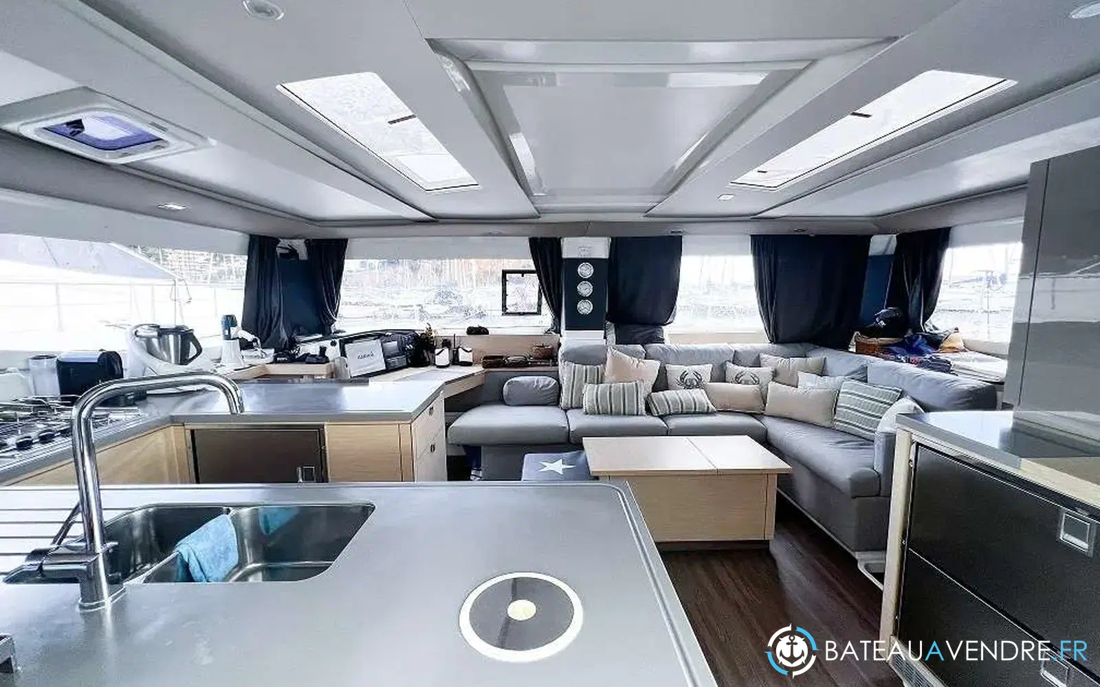 slider 40 Fountaine Pajot Helia 44