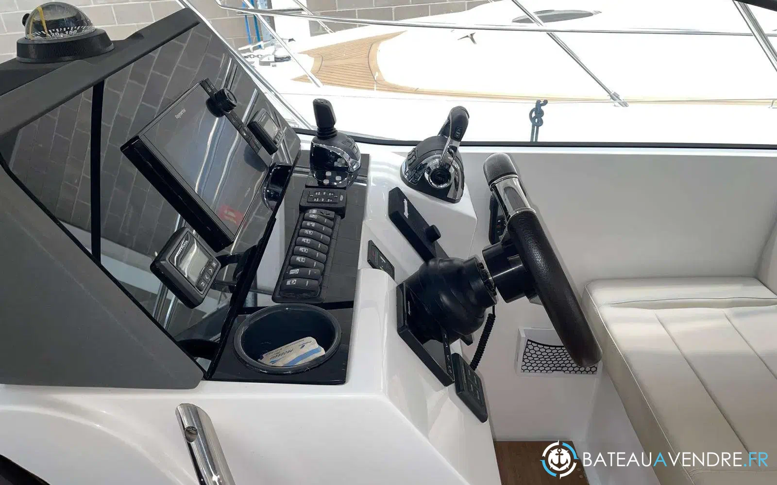 slider 3 Sealine S335