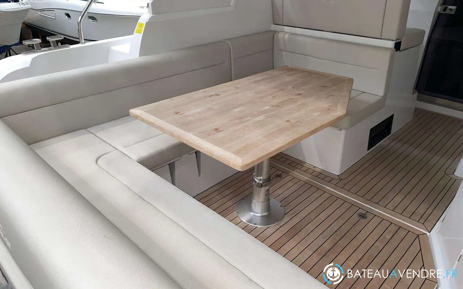 slider 8 Sealine S335