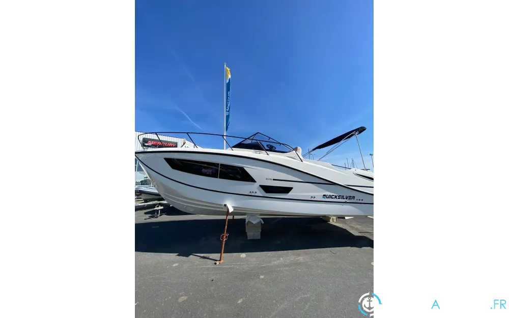 Quicksilver Activ 875 Sundeck  photo de présentation