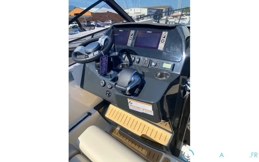 Quicksilver Activ 875 Sundeck  photo 3