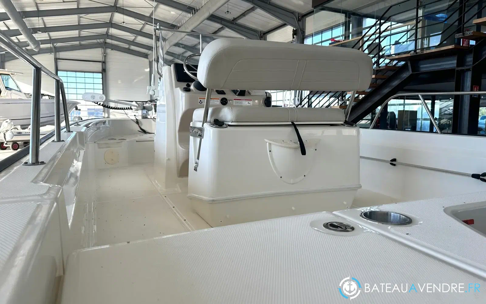 slider 5 Boston Whaler 210 Montauk