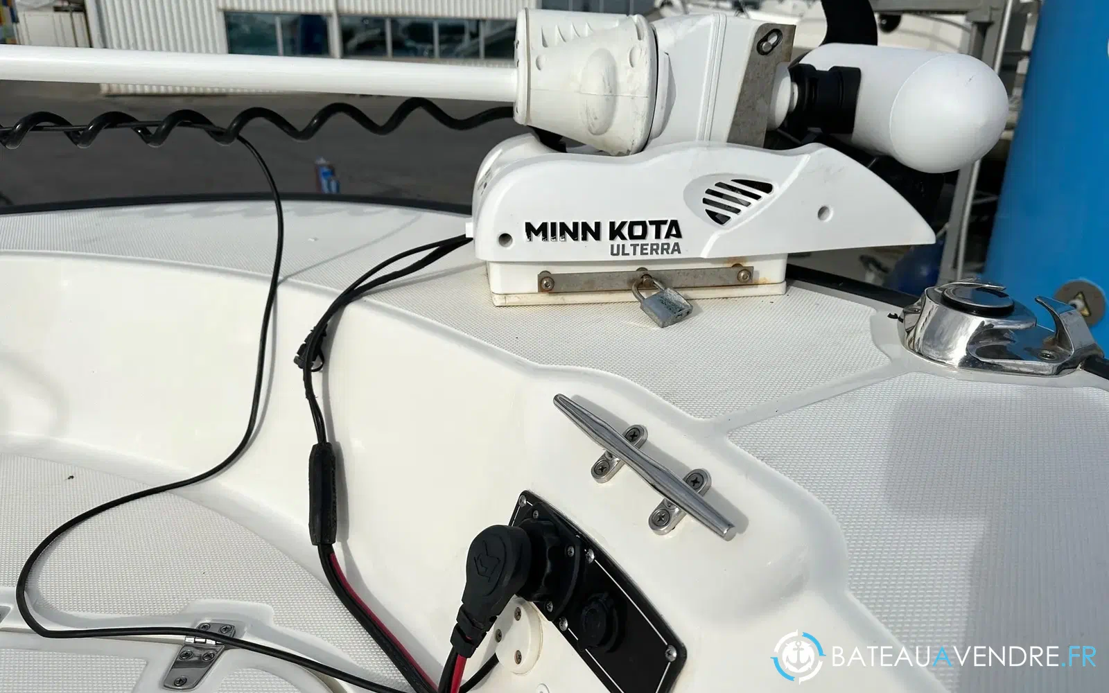 slider 8 Boston Whaler 210 Montauk