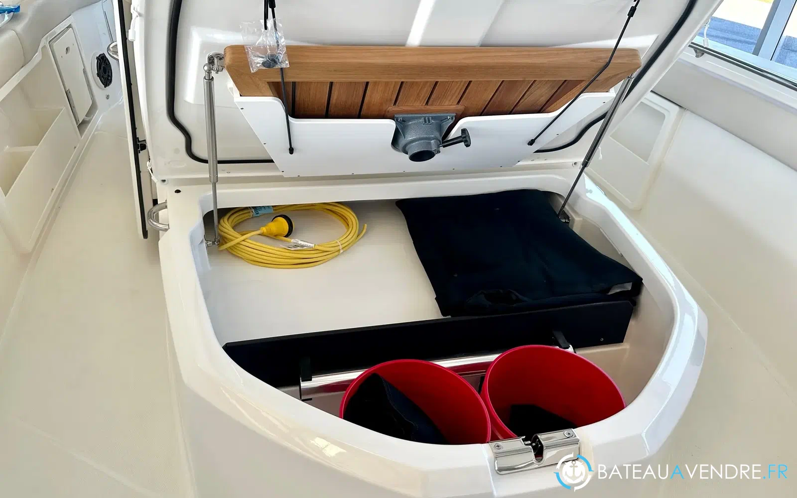 slider 9 Boston Whaler 360 Outrage