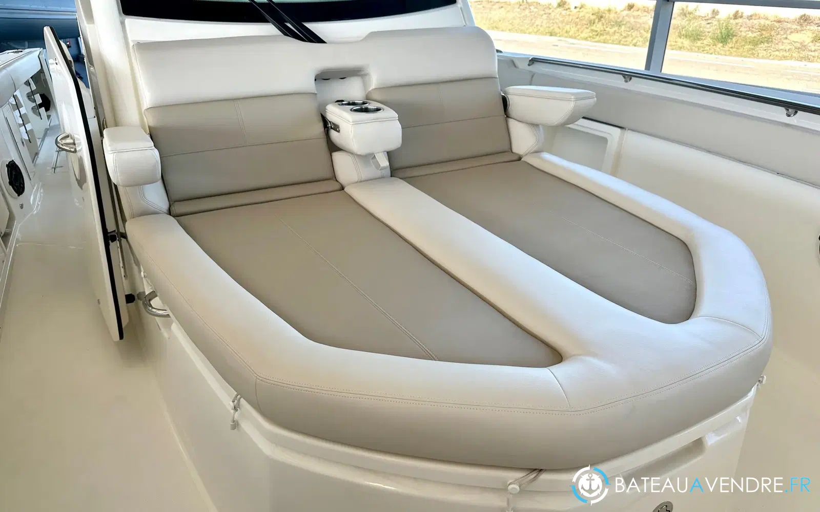 slider 11 Boston Whaler 360 Outrage