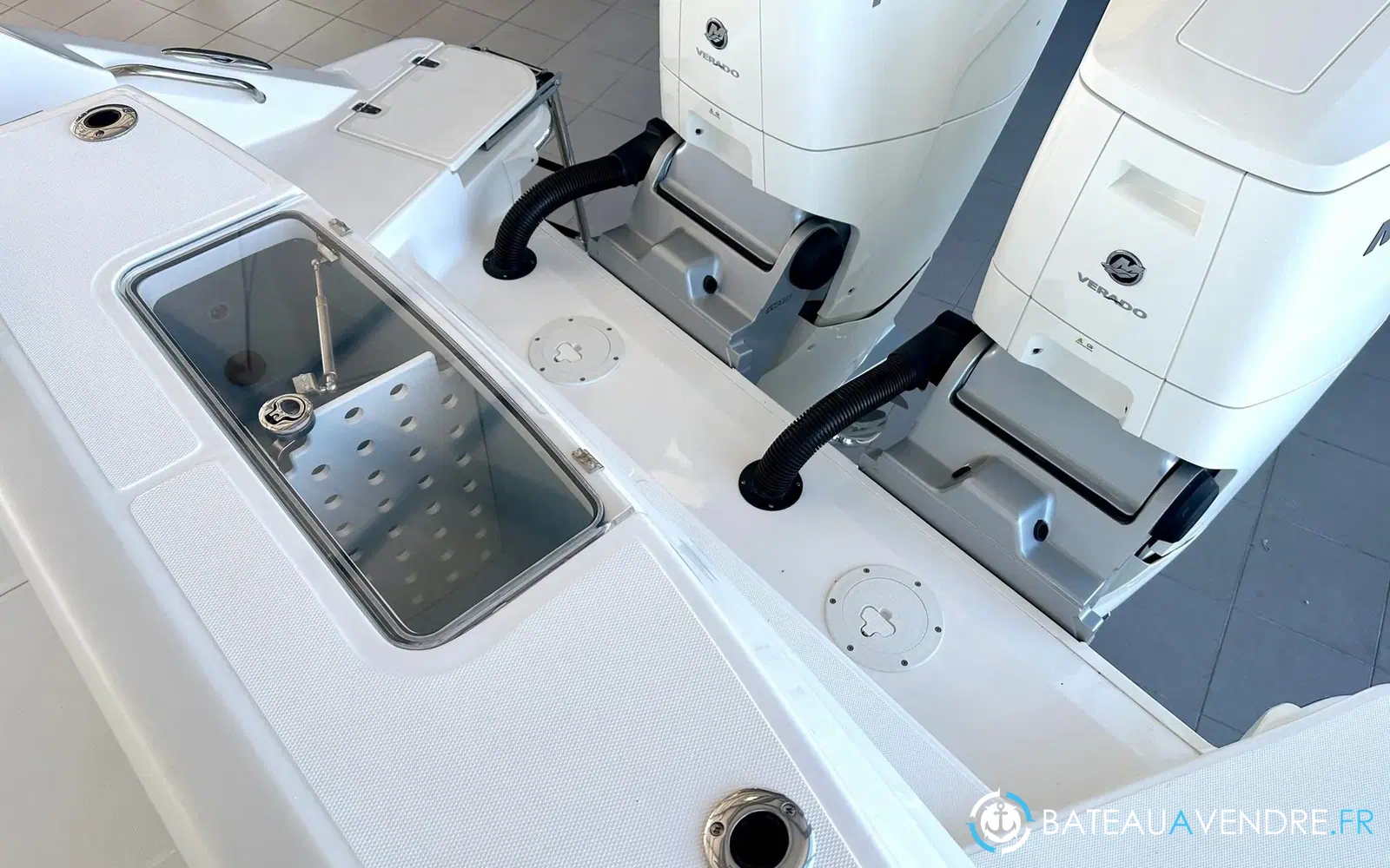 slider 12 Boston Whaler 360 Outrage