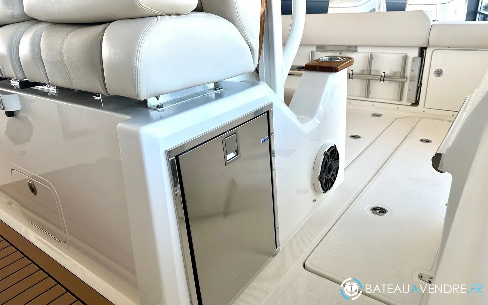 slider 13 Boston Whaler 360 Outrage
