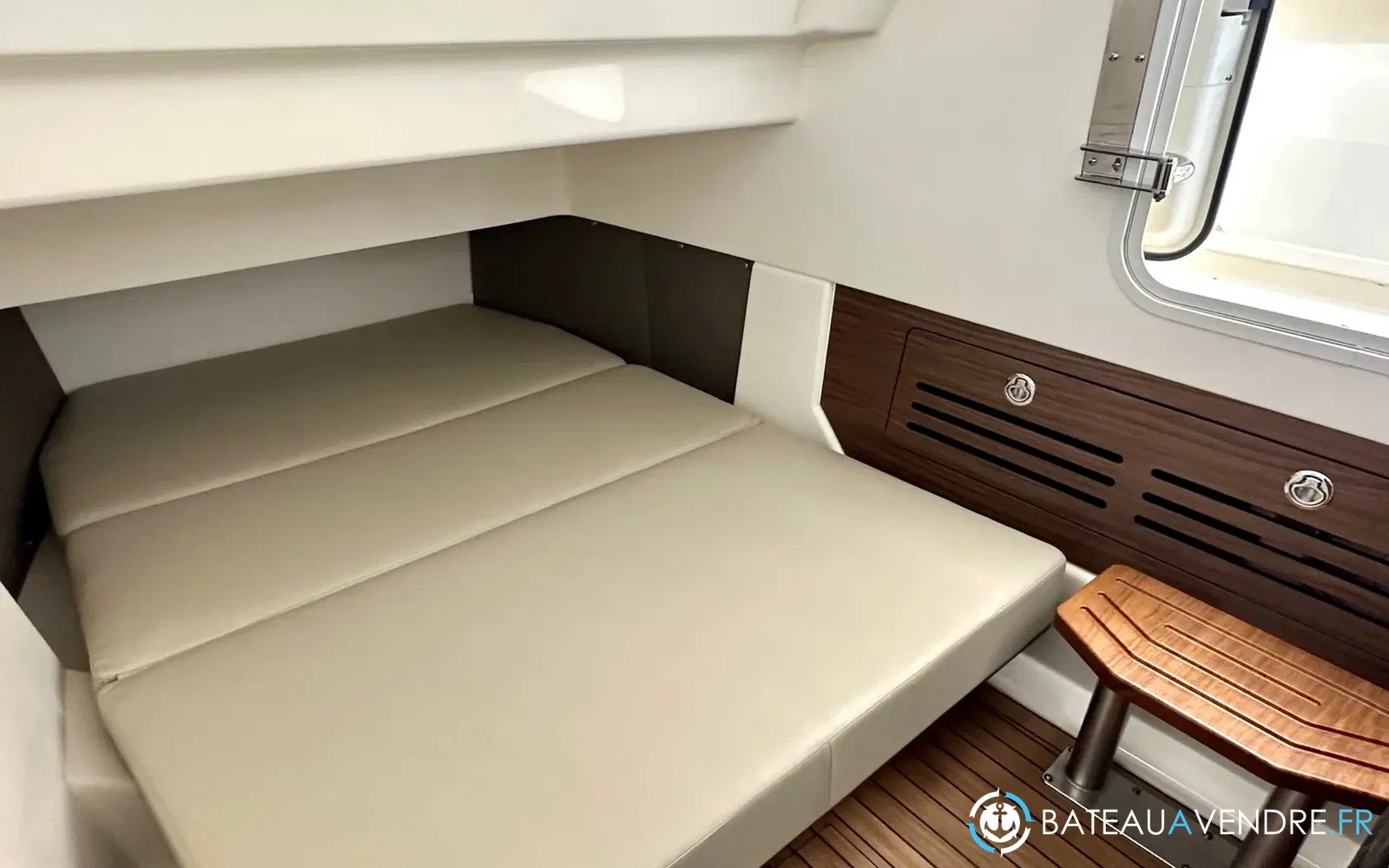 slider 14 Boston Whaler 360 Outrage