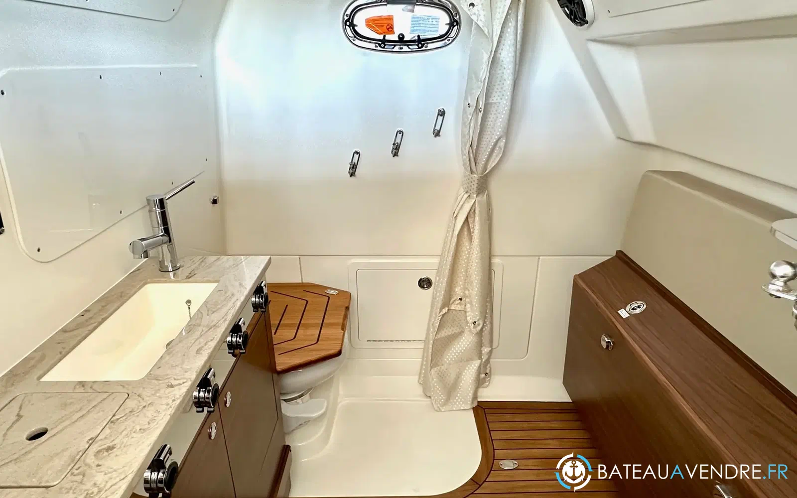 slider 15 Boston Whaler 360 Outrage