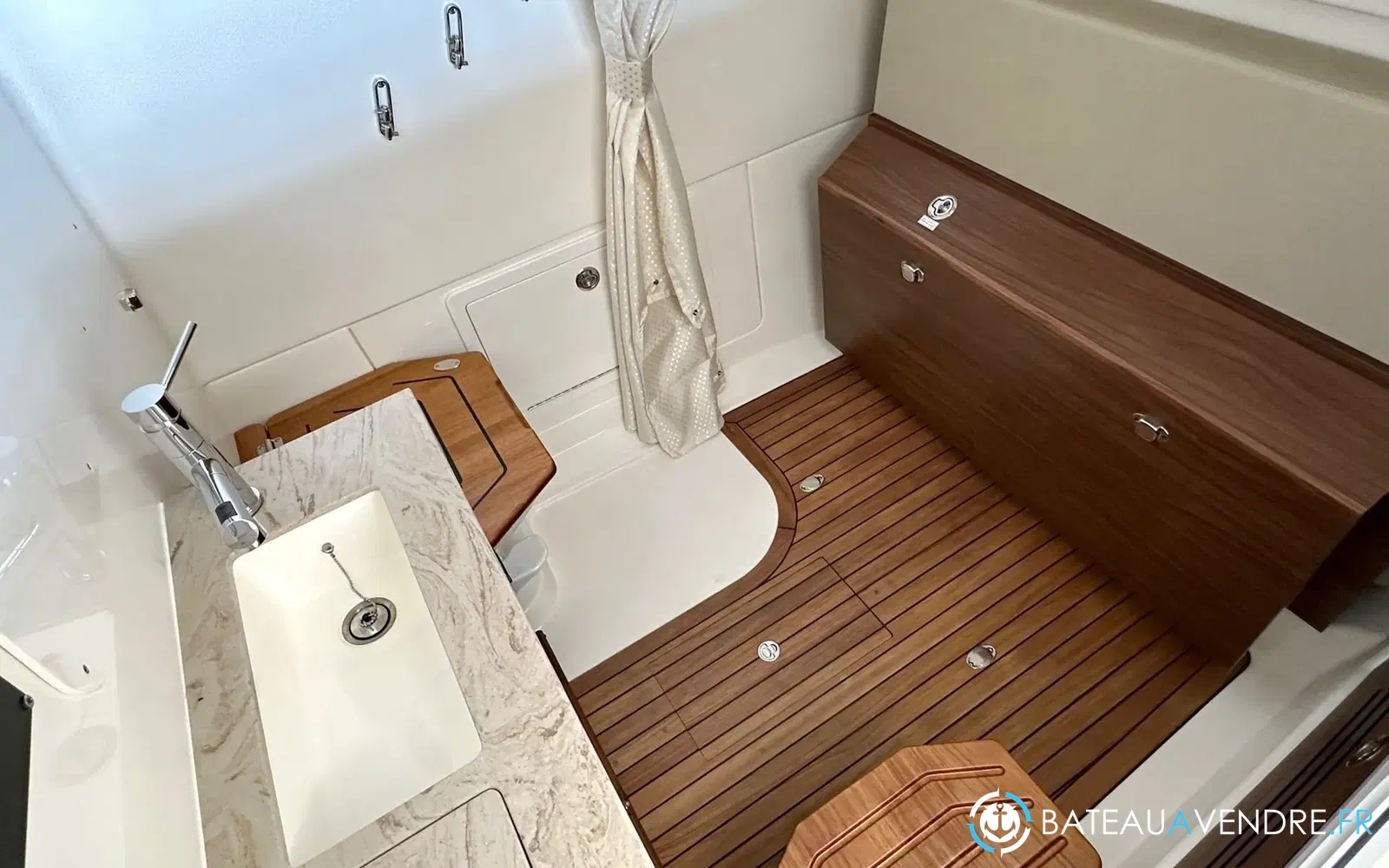 slider 16 Boston Whaler 360 Outrage