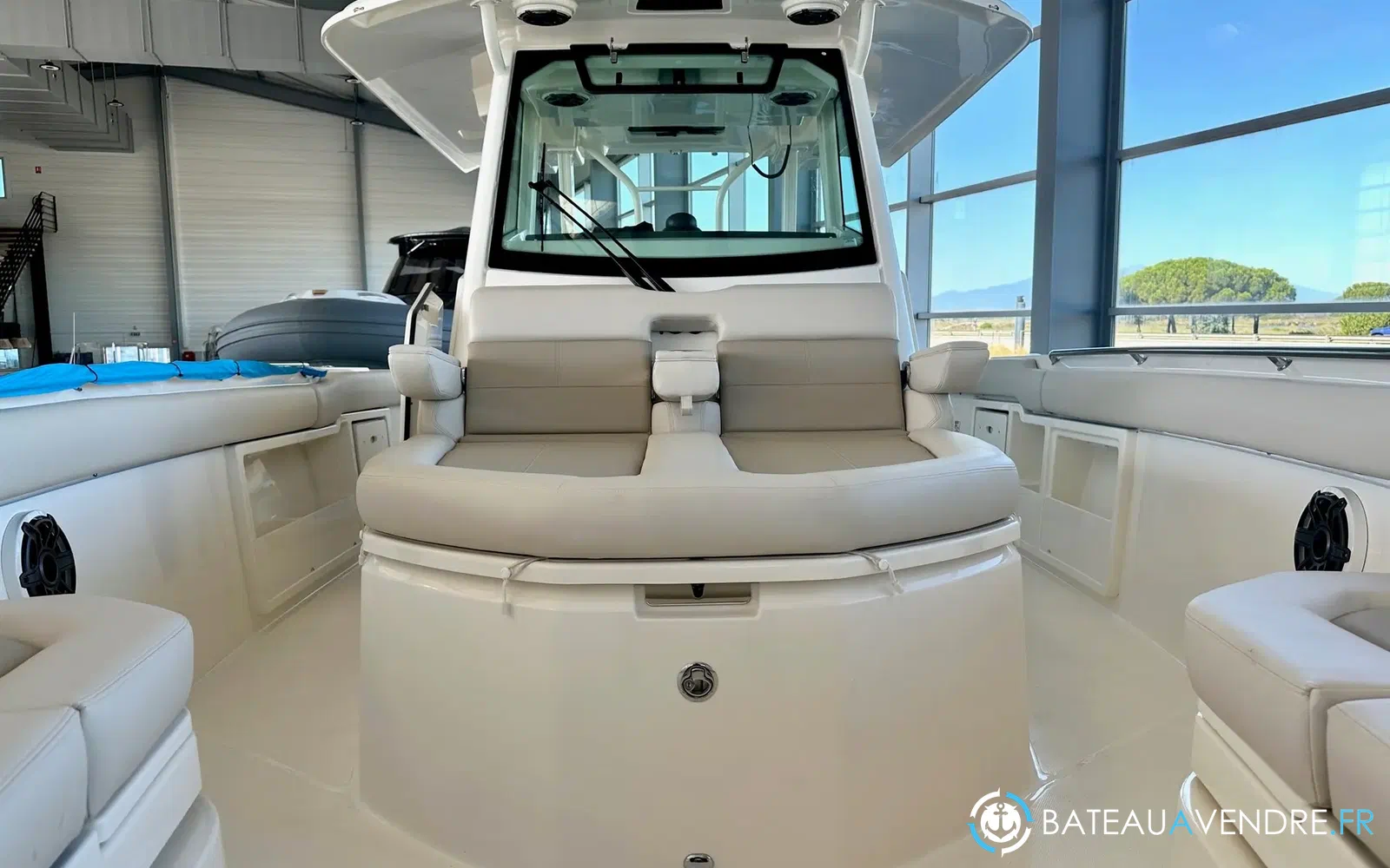 slider 17 Boston Whaler 360 Outrage