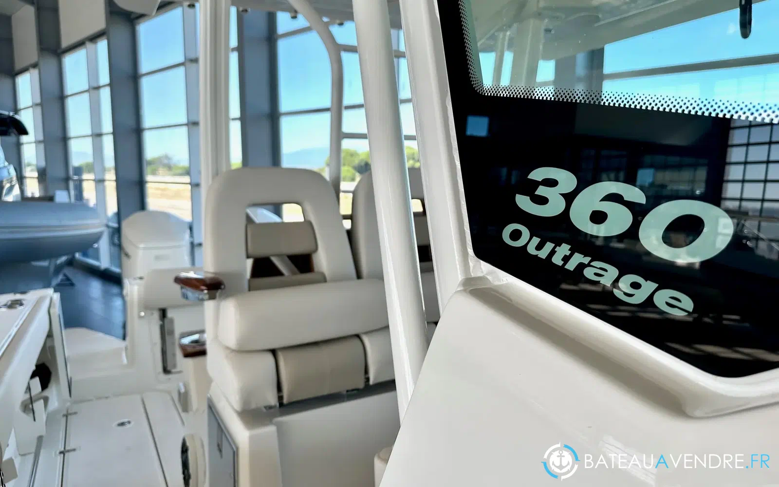 slider 18 Boston Whaler 360 Outrage