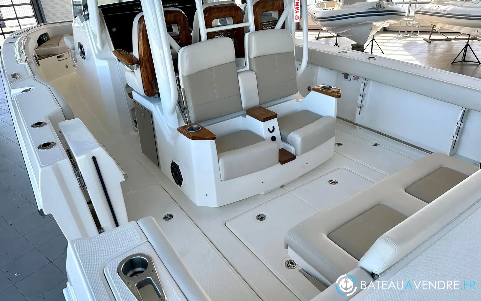 slider 3 Boston Whaler 360 Outrage