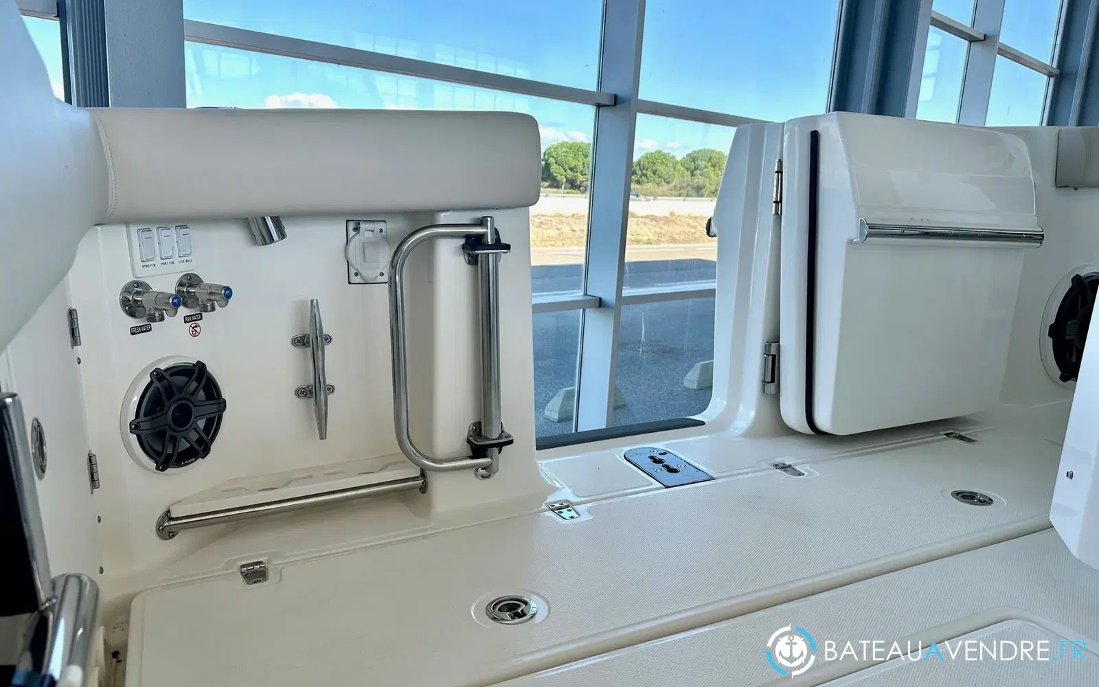 slider 4 Boston Whaler 360 Outrage